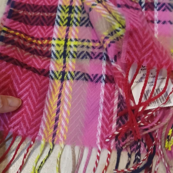 NWT D&Y Softer Than Cashmere Stunning Scarf - Picture 2 of 6